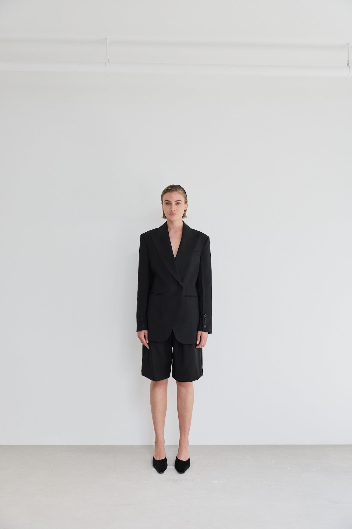 Arles Wool Pleated Shorts Black