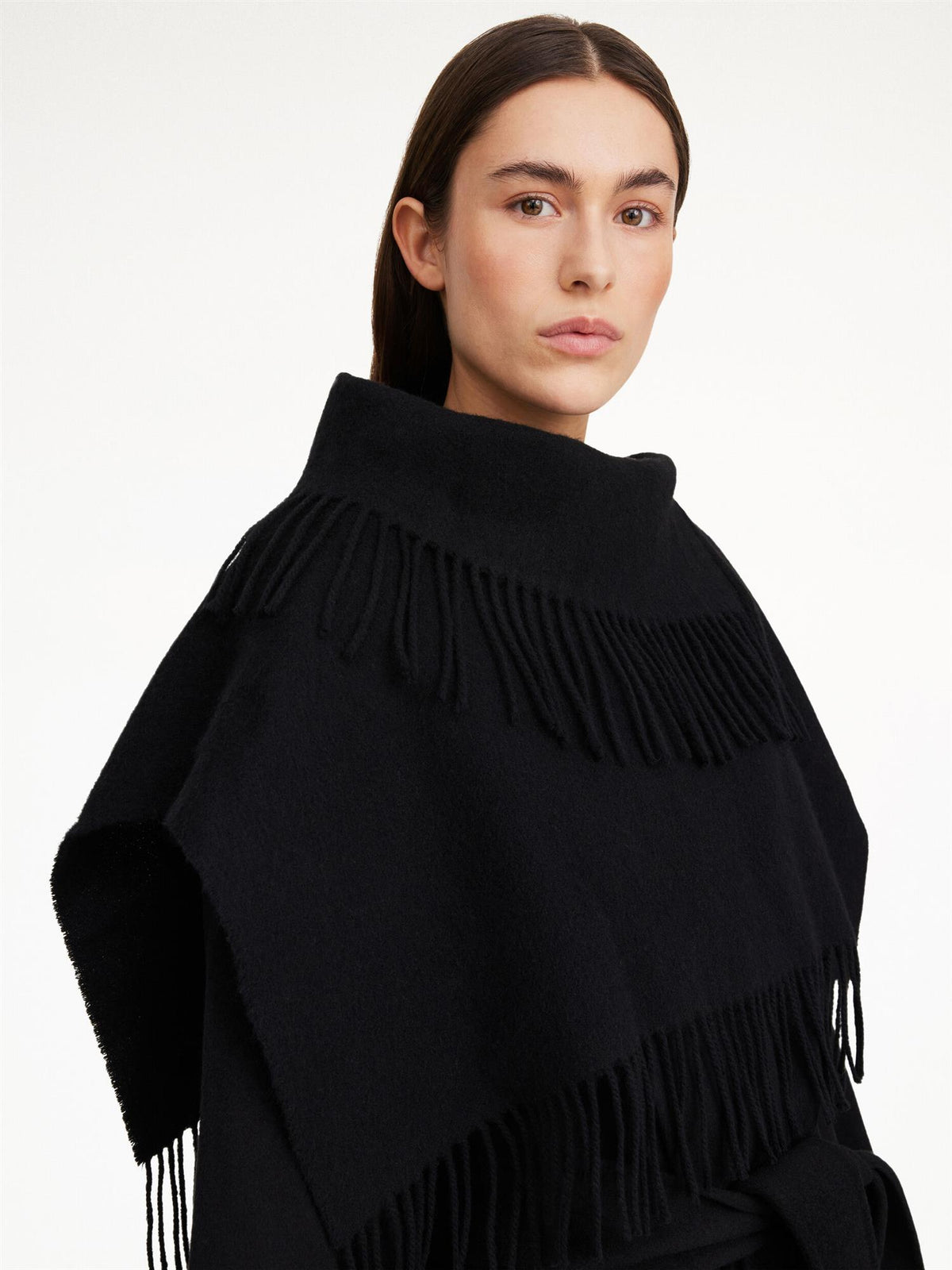 Turtla wool fringe bib Black