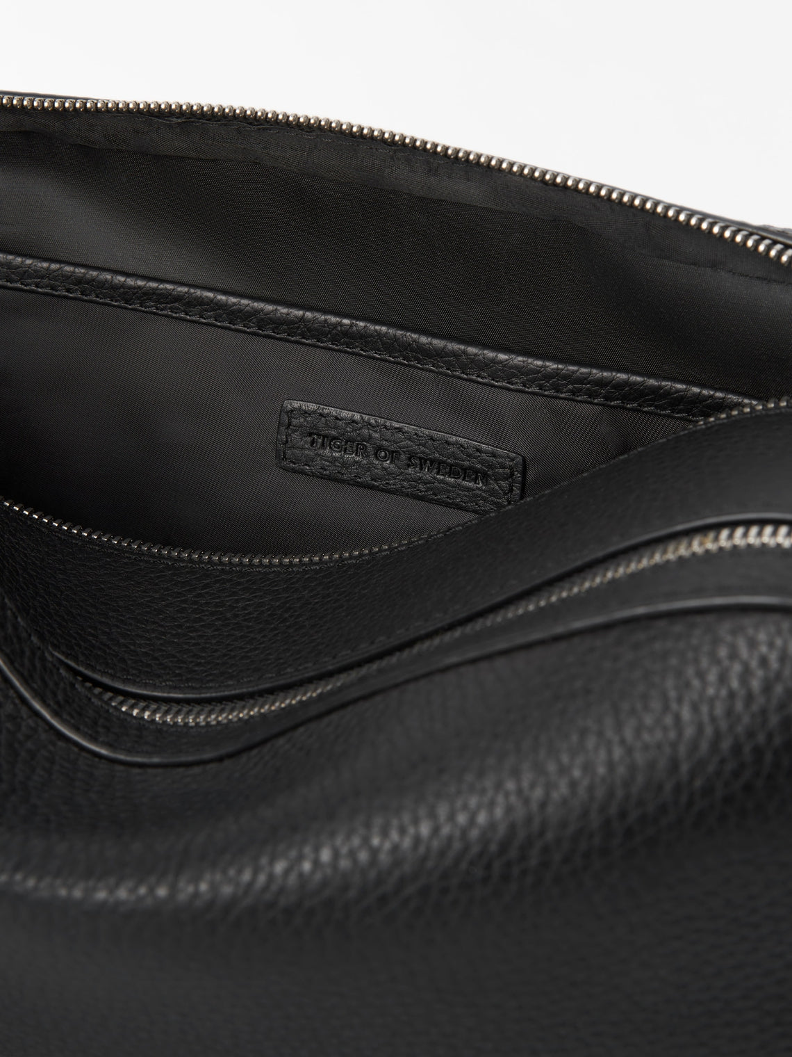 Wynd Two Zipper Leather Wash Bag Black