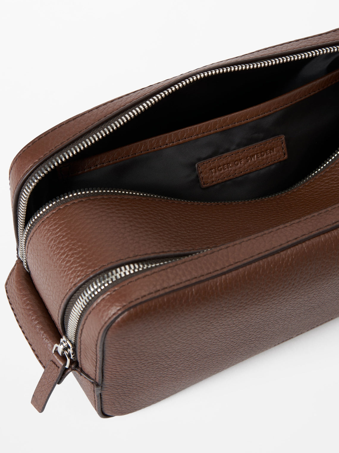 Wynd Two Zipper Leather Wash Bag Cognac