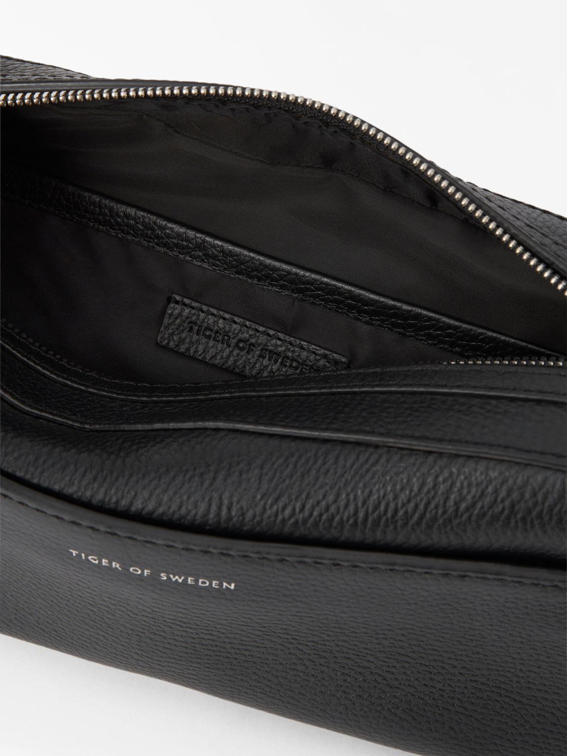 Wes Leather Wash Bag Black