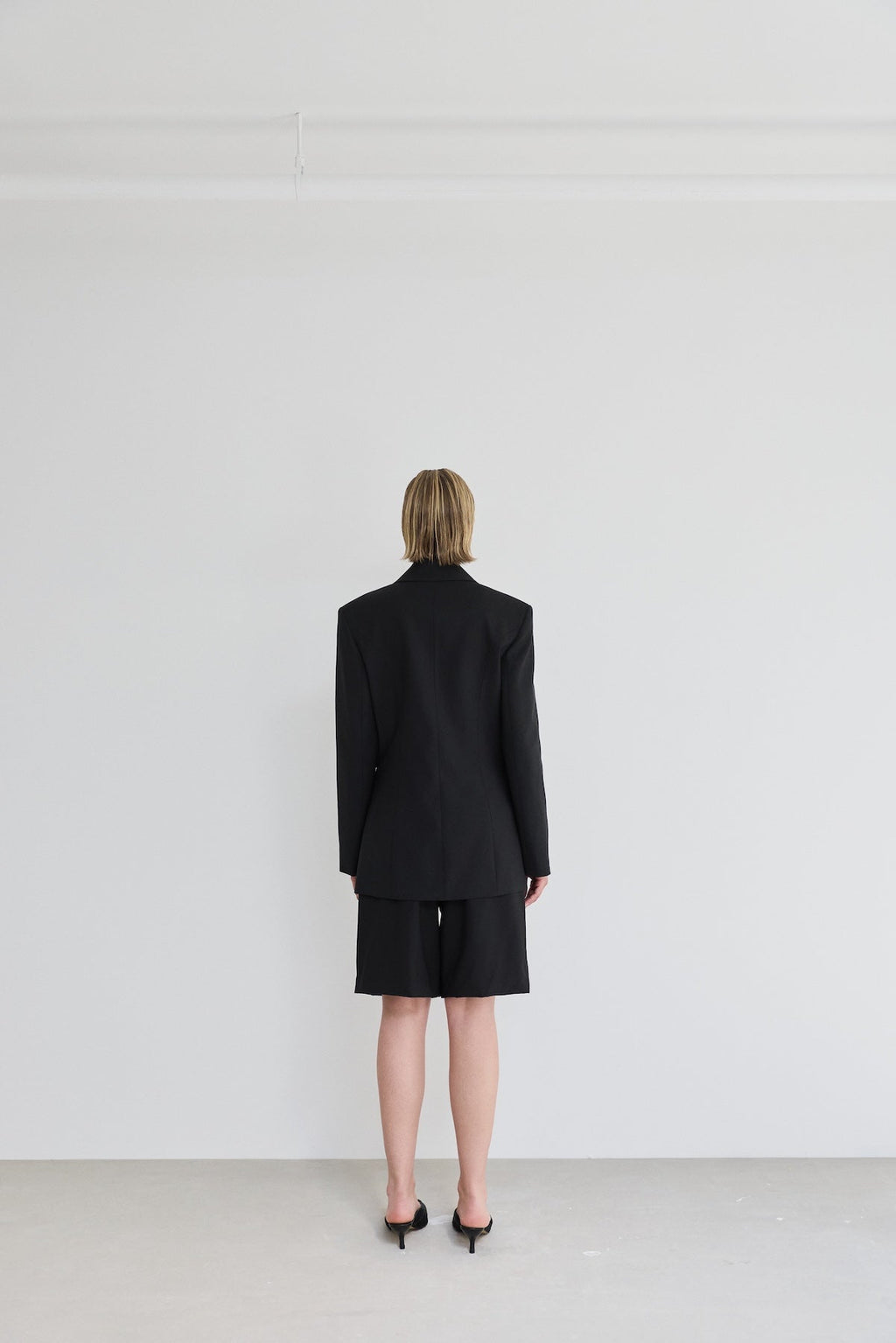 Arles Wool Pleated Shorts Black